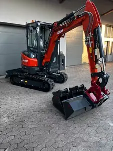 Roter Minibagger Atlas AC25UF mit geschlossener Kabine