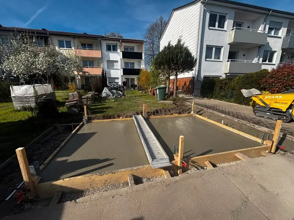 Frisch betonierte Bodenplatte in der Schalung