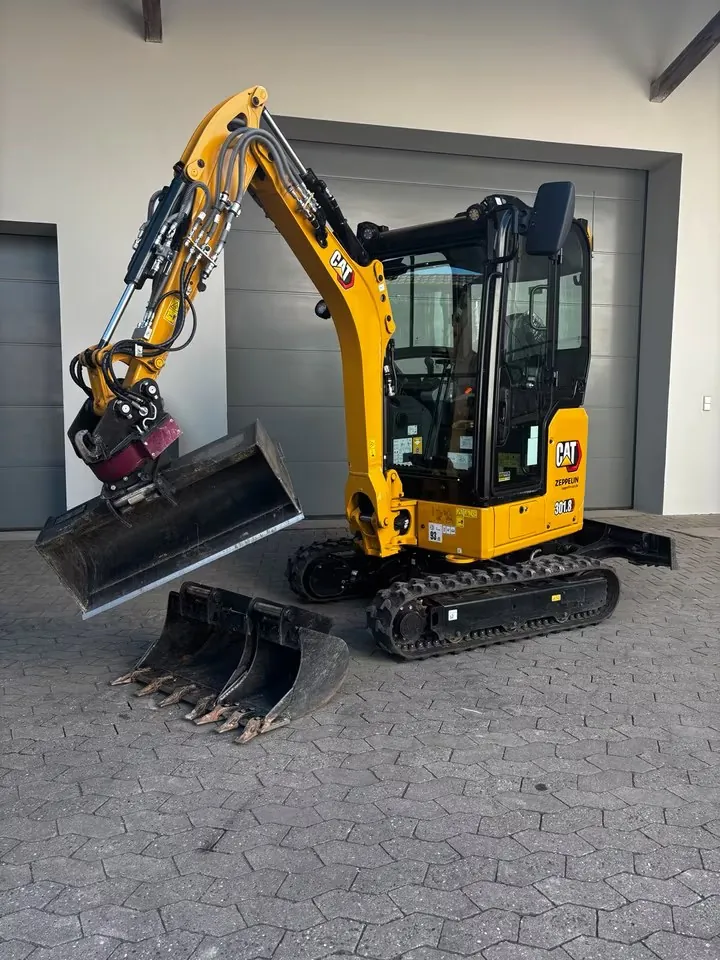 Gelber Minibagger CAT 301.8 vor einer Halle