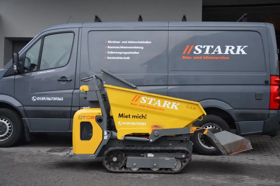 Gelber Kettendumper Wacker Neuson DT08 vor dem grauen Firmenwagen mit STARK-Schriftzug