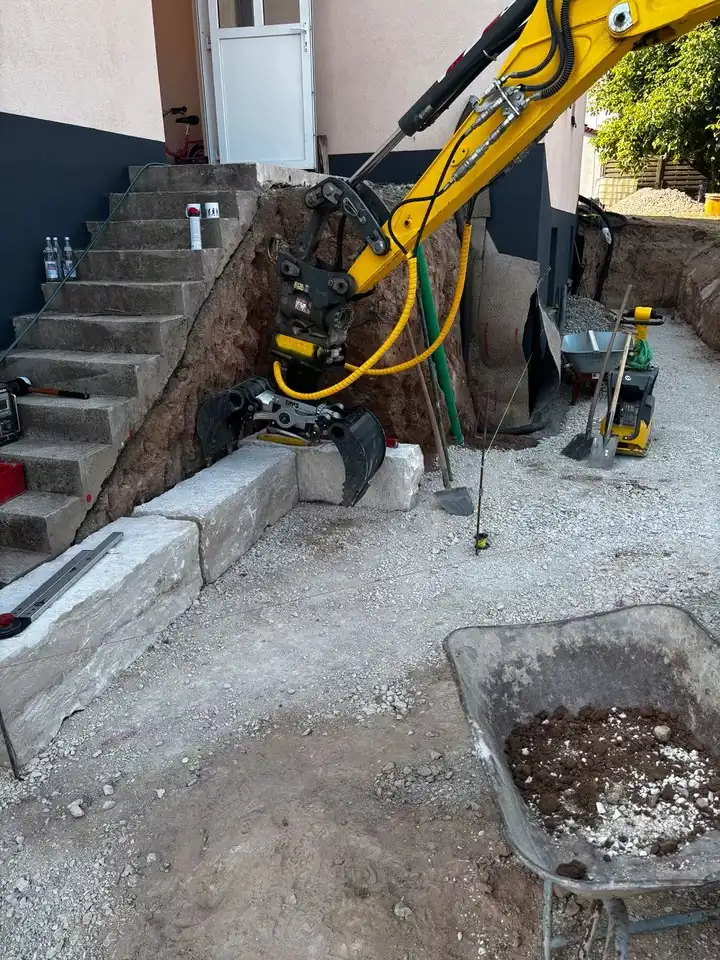 Dieselbe Stelle während der Bauphase, die Mauer ist erst teilweise gesetzt